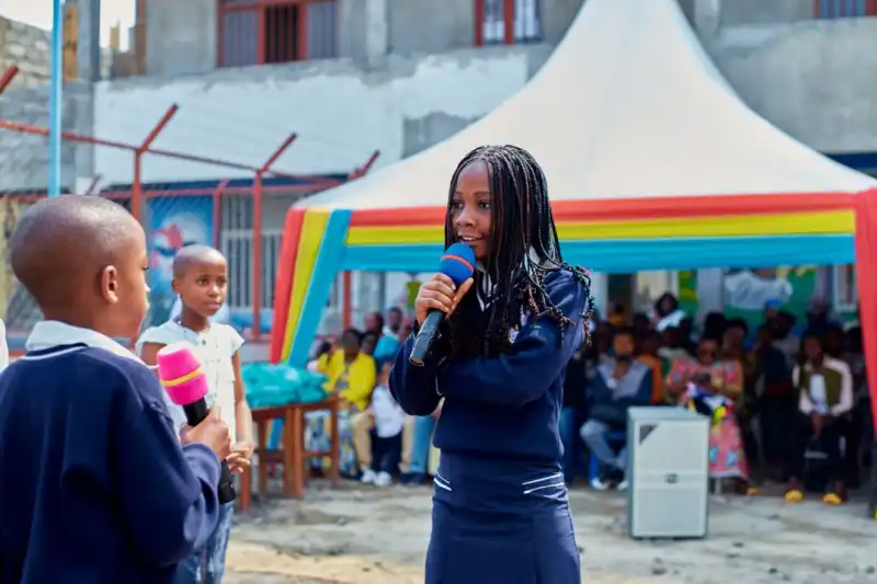 Image L'Éducation dans l'Est de la RDC : Investir dans la Résilience, Bâtir l'Avenir

L'Est de la République Démocratique du Congo, notamment les provinces du Nord et du Sud-Kivu, est souvent associé aux défis sécuritaires. Pourtant, au milieu de la crise, l'éducation reste la colonne vertébrale de la résilience et le moteur incontestable de la reconstruction.

Des villes comme Goma et Bukavu abritent une jeunesse dynamique et assoiffée de savoir, qui fréquente des écoles et universités souvent sous-financées, mais dont le potentiel est illimité.