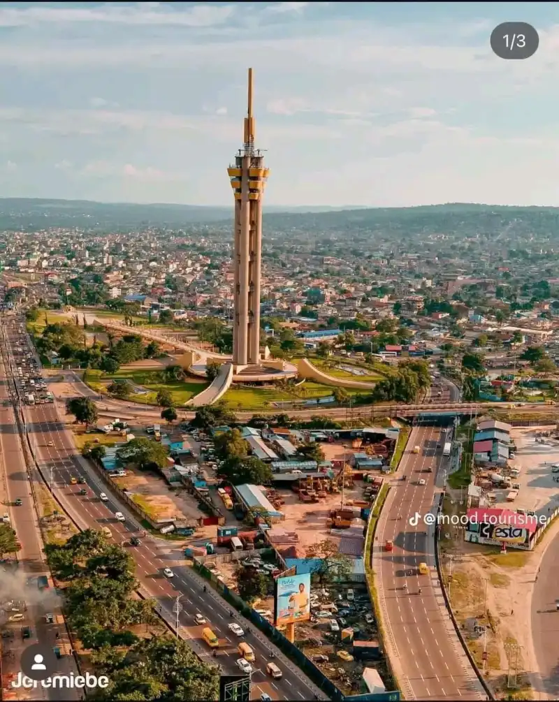 Image << Faut-il envisager de changer de capitale pour espérer une nouvelle dynamique d’évolution ? >>

La capitale Kinshasa, fait souvent l’objet de débats concernant la qualité des dirigeants qu’elle produit, notamment en matière de gestion de la chose publique et d’engagement communautaire.
Beaucoup reprochent à ses élites de se laisser emporter par la recherche du paraître au détriment de l’idéal national, ce qui pourrait expliquer une certaine stagnation du développement, surtout en comparaison avec d’autres nations africaines.