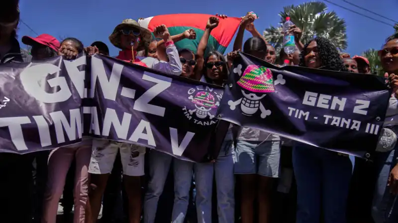 Image ✋ La démocratie est peut-être en déclin dans le monde entier, mais dans toute l’Afrique et au-delà, les jeunes résistent. De la rue aux plateformes en ligne, les militants de la génération Z s’opposent à la corruption, aux inégalités et à l’inadaptation de la gouvernance, nous rappelant que l’avenir de la démocratie dépend de sa capacité à tenir ses promesses.

Dans son article, McDonald Lewanika appelle à repenser fondamentalement la façon dont la démocratie est structurée et socialisée. Il soutient que pour restaurer la légitimité, les gouvernements et les acteurs politiques doivent investir dans des institutions inclusives et transparentes et s’engager de manière significative auprès d’une génération qui constitue aujourd’hui la majorité.

🔗 Lien vers l’article complet https://botswana.fes.de/e/democracy-is-in-decline-how-can-we-save-it.html

[Friedrich Ebert Stiftung]