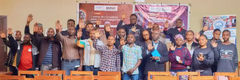 Image Ensemble disons non aux mariages d'enfants et aux mariages précoces dans nos communautés. 
#EndChildmariage
#AGAPAO-VISIONRDC