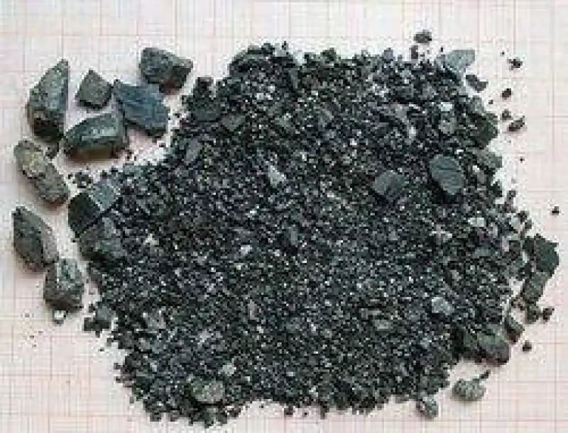 Image La République démocratique du Congo possède des minerais stratégiques comme le cobalt, le cuivre et le coltan, essentiels à l’industrie mondiale. Pourtant, malgré cette richesse, la majorité de la population vit dans la précarité. Une exploitation minière mieux encadrée et durable pourrait améliorer les conditions de travail et limiter les impacts environnementaux.  La transformation locale des minerais représente un enjeu majeur. Aujourd’hui, la RDC exporte principalement des ressources brutes, ce qui empêche le pays de tirer pleinement profit de sa richesse. Développer des industries de raffinage et de production technologique permettrait de créer des emplois qualifiés et de stimuler l’économie nationale.  Enfin, la gestion transparente des revenus miniers et des partenariats internationaux équilibrés sont indispensables pour que la population bénéficie réellement de ces ressources. Si la RDC combine industrialisation, gouvernance responsable et exploitation durable, ses minerais pourraient devenir un véritable moteur de développement pour le pays.