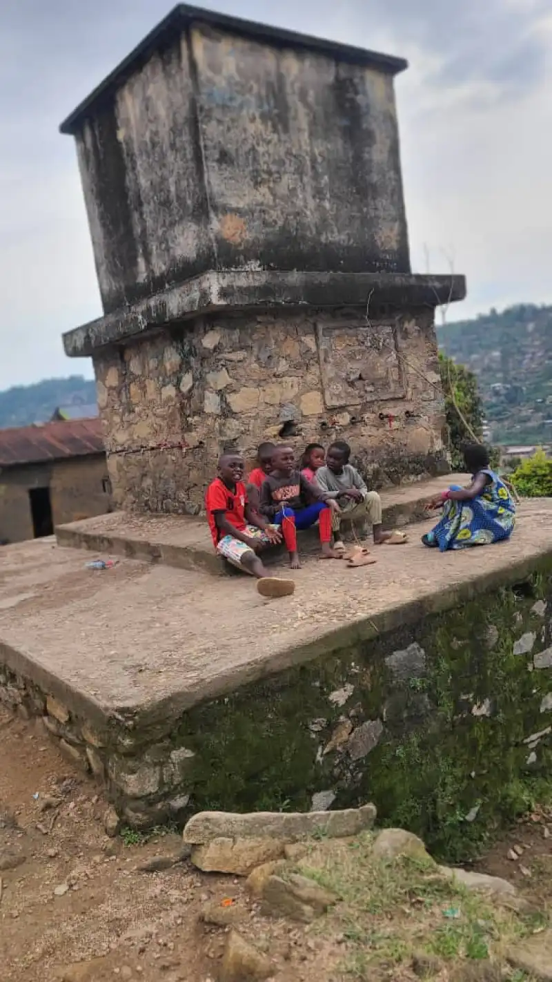 Image Est-ce qu'il faut ferme les yeux devant la souffrance de la population ?
Si non quoi faire?
Depuis plusieurs mois nous observons la non fonctionnement des certaines bornes fontaines dans plusieurs quartiers de la commune Beu, en titre d'exemple dans le quartier Butanuka, cellule Graben, avenue umoja cet ouvrage vital destiné a fournir de l'eau potable à la population est aujourd'hui fermé et abandonné par les responsables de la regideso. Aujourd'hui le lieu est transformé à l'aire de jeux des enfants, il y a la présence de fissure sur le mûr, coupure de tuyaux, l'absence de l'assainissement,...... Alors que la population à besoin d'eau ( l'eau c'est la vie). Pour bien analyser les problèmes et trouver la solution efficace, la société civile forces-vives/Beu par son rapporteur chiffre Kabonga demande a la population d'être présent le samedi pour les activités de salongo et le dialogue communautaire avec les cadres de base pour discuter sur les problèmes des gestions de bornes fontaines dans le quartier Butanuka.