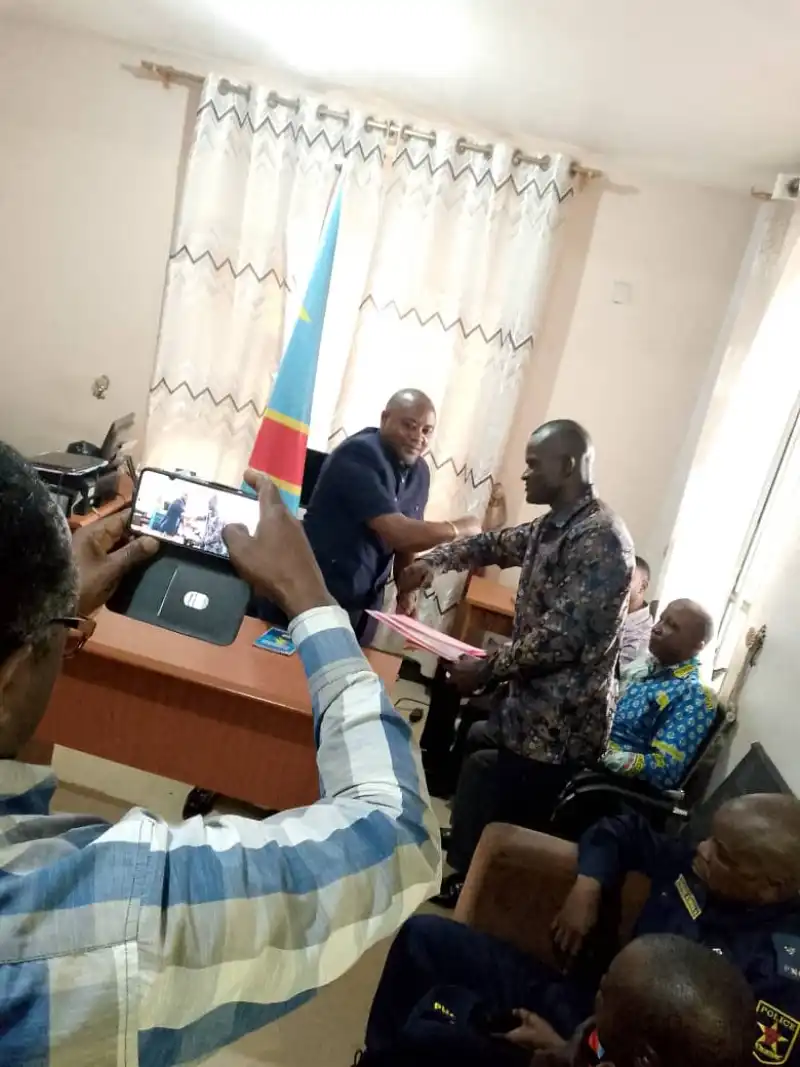 Image 🇨🇩NORD-KIVU : *CHANGEMENT À LA TÊTE DE LA DIVISION PROVINCIALE DU CADASTRE* 

Le Gouverneur militaire du Nord-Kivu, Somo Kakule Evariste, a procédé au changement du Chef de Division du Cadastre.

Benoît Jean Baptiste cède ainsi sa place à Muhindo Ramazani, dans le cadre d’une réorganisation visant à améliorer le fonctionnement du service public et à rapprocher davantage l’administration des citoyens.

Cette décision intervient alors que plusieurs voix s’étaient élevées pour appeler à une meilleure prise en compte des préoccupations de la population.

Le Gouverneur Somo Kakule écoute, le Gouverneur Somo Kakule agit.

 *Nicolas Mbavugha* 
 Juriste-Chrétien