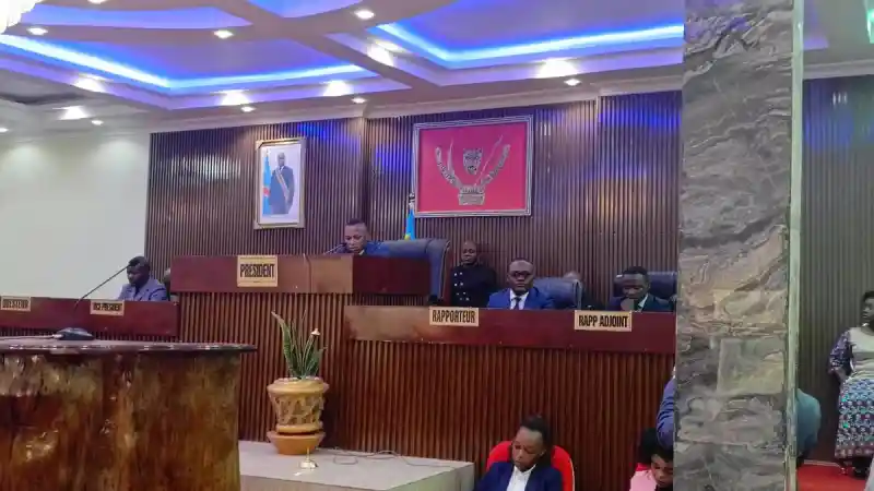 Image La motion de déchéance visant certains membres du bureau de l'assemblée provinciale de la Tshopo soulève des questionnements cruciaux sur la redevabilité de nos élus. Quels sont les critères qui justifient une telle démarche ? Ce débat met en lumière les enjeux de l'engagement civique et de la transparence au sein des institutions. Les citoyens doivent-ils avoir leur mot à dire sur la gestion de leurs représentants ? Ce type de situation peut-il renforcer la confiance ou, au contraire, alimenter le cynisme ? Qu’en pensez-vous ?