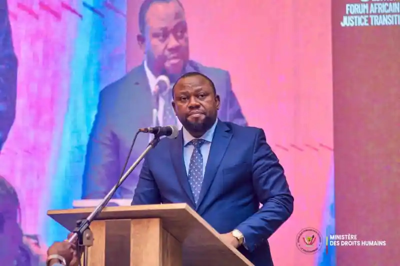 Image Le ministre congolais des Droits humains, Samuel Mbemba, a récemment annoncé la mise en place d'un dialogue permanent avec les acteurs de la société civile. Ce geste pourrait marquer un tournant dans la relation entre le gouvernement et les défenseurs des droits humains. Cependant, quelles garanties auront ces acteurs pour faire entendre leur voix ? Ce dialogue est-il un véritable pas vers la redevabilité ou simplement une promesse sans lendemain ? Les enjeux sont énormes : s'agit-il d'une opportunité d'améliorer la situation des droits humains ou d'une manœuvre politique pour apaiser les tensions ? Qu’en pensez-vous ?