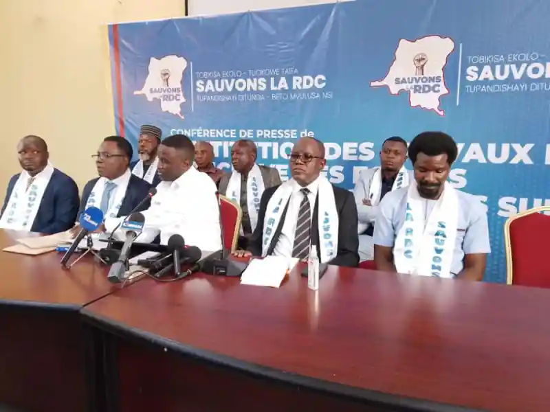 Image La récente suspension de douze partis d'opposition en République démocratique du Congo soulève de sérieuses inquiétudes quant à l'avenir du pluralisme politique. Cette décision, perçue par certains comme une attaque frontale contre la démocratie, pourrait renforcer un climat de méfiance et de répression. Les implications sociales et politiques sont énormes : comment garantir une représentation équitable des voix citoyennes dans un contexte où la diversité politique est menacée ? La mobilisation des citoyens est essentielle pour préserver la démocratie. Qu’en pensez-vous ?