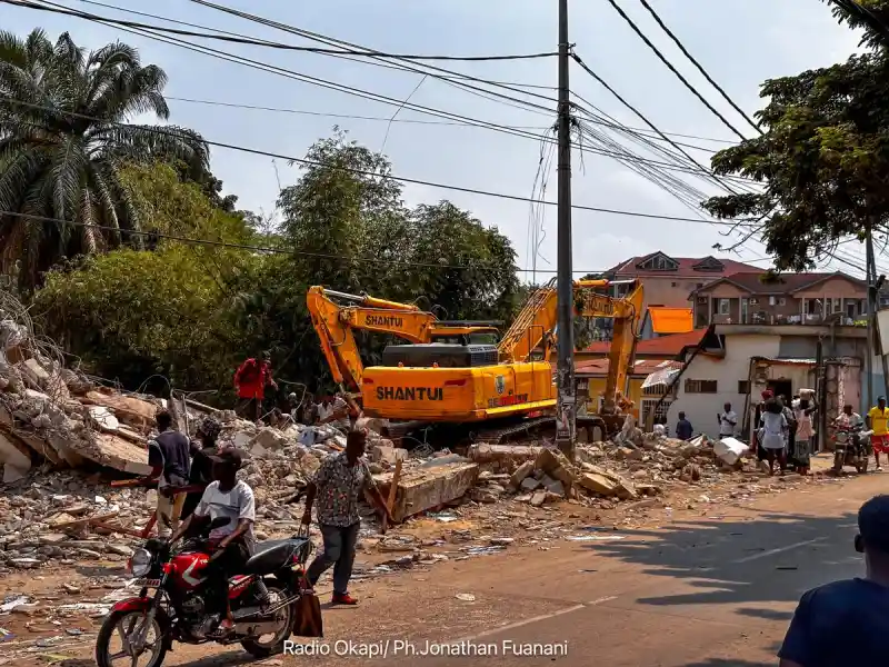 Image Les habitants du quartier Djalo s'opposent fermement à la décision de démolition de leurs maisons, qu'ils qualifient de brutale et injuste. Cette situation soulève des questions sur le droit au logement et l'équité dans l'urbanisation de Kinshasa. Les enjeux sont multiples : protection des droits des citoyens, préservation des communautés et transparence des décisions gouvernementales. Comment garantir que les voix des habitants soient entendues dans de telles situations ? Qu’en pensez-vous ?