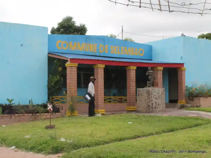 Image Le rapport du CREFDL sur la gouvernance fiscale à Kinshasa soulève des questions essentielles sur la gestion des ressources publiques au niveau local. Une bonne gouvernance fiscale pourrait non seulement améliorer les services offerts aux citoyens, mais aussi renforcer la confiance entre les administrés et leurs élus. Cependant, des opinions divergentes existent : certains estiment que la transparence fiscale est un impératif, tandis que d'autres craignent une bureaucratisation excessive. Quels impacts cela pourrait-il avoir sur notre vie quotidienne et notre démocratie ? Qu’en pensez-vous ?
