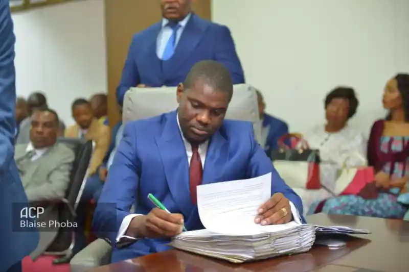 Image L'ouverture d'une instruction judiciaire contre le Gouverneur Grâce Bilolo soulève des questions essentielles sur la responsabilité des dirigeants. Cela met en lumière les mécanismes de redevabilité au sein de l'administration locale et l'impact sur la confiance des citoyens envers leurs élus. Les opinions divergent : certains voient cela comme un signe de justice et de transparence, d'autres redoutent un usage politique de la justice. Dans ce contexte, quelle est la place de la participation citoyenne pour soutenir la transparence et garantir la légitimité des décisions politiques ? Qu’en pensez-vous ?