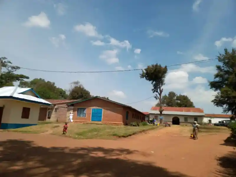 Image L'assassinat de Désiré Malodra, président de la société civile de Bahema Bajere, soulève des questions profondes sur la sécurité des défenseurs des droits en Ituri. La demande d'une enquête indépendante reflète une inquiétude croissante face à la violence ciblant ceux qui luttent pour la justice sociale. Comment garantir la protection des voix qui s'élèvent contre l'injustice ? Ce drame met en lumière la nécessité d'une transparence accrue dans les enquêtes criminelles et la responsabilité des autorités. Quelles mesures devraient être mises en place pour protéger les citoyens engagés dans la défense des droits humains ? Qu’en pensez-vous ?