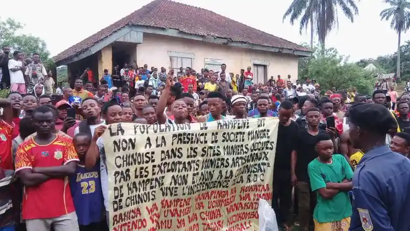 Image Le 5 octobre, les habitants de Kampene se sont mobilisés pour dénoncer l'exploitation minière qu'ils estiment illégale par des entreprises chinoises. Cette journée de ville morte, orchestrée par la société civile et les coopératives d'exploitants artisanaux, soulève des questions sur la légitimité des pratiques d'extraction des ressources naturelles. Les enjeux sont multiples : protection de l'environnement, respect des droits des travailleurs et transparence des entreprises. Face à une telle situation, il est essentiel de s'interroger sur les conséquences de ces activités sur la communauté locale. Qu’en pensez-vous ?